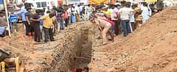புதை சாக்கடைத் திட்ட சீரமைப்புப் பணி: மண்ணில் புதைந்த தொழிலாளி மீட்பு