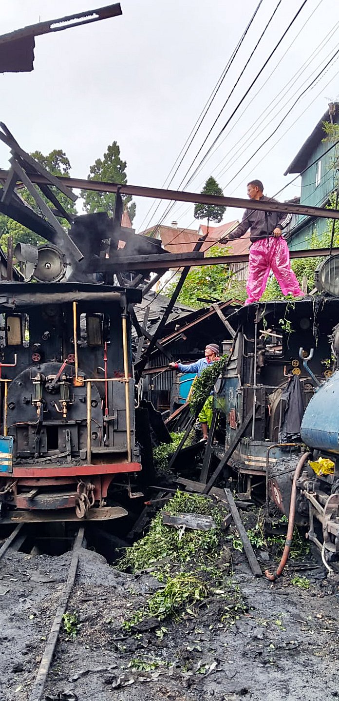 இடிபாடுகளுக்கு மத்தியில் பழுதாகி நிற்க்கும் டார்ஜிலிங் நீராவி என்ஜின்.