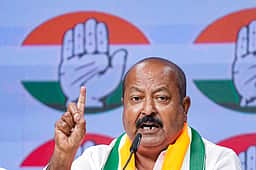மஜ்லிஸ் கட்சி செய்தித் தொடா்பாளா் காங்கிரஸில் இணைந்தாா்