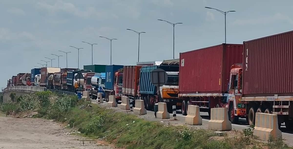 மீஞ்சூர் - வண்டலூர் வெளிவட்ட சாலையில் 5 கி.மீ. தூரத்துக்கு  அணிவகுத்து நிற்கும் கனரக வாகனங்கள்!