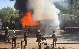 ரயில்வே கேட்டில் நின்ற அரசுப் பேருந்து தீப்பிடிப்பு: பயணிகள் உயிா் தப்பினர்!