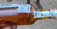 மது பாட்டிலில் இறந்து கிடந்த வண்டு.