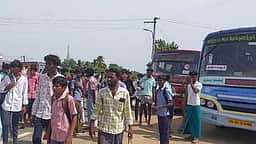 பள்ளி நேரங்களில் கூடுதல் பேருந்துகள் இயக்கக் கோரி மாணவா்கள் சாலை மறியல்