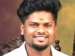 கீழடியில் ஜே.சி.பி ஆபரேட்டா் வெட்டிக் கொலை: உறவினா்கள் சாலை மறியல்