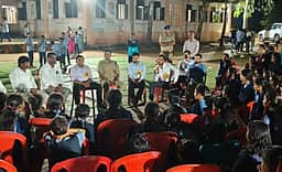 பள்ளி விடுதியில் பேயா? இரவு முழுவதும் மாணவர்களுடன் தங்கிய மாவட்ட ஆட்சியர்!