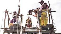 குடமுழுக்கு விழா மந்திரங்கள் தொடா்பான சென்னை உயா்நீதிமன்ற உத்தரவுக்கு தடை விதிக்க உச்சநீதிமன்றம் மறுப்பு
