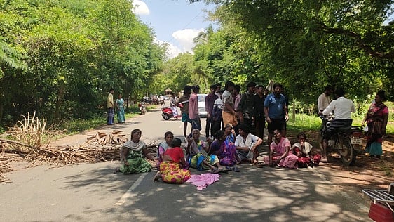 வடகாட்டில் சாலை மறியலில் வியாழக்கிழமை ஈடுபட்ட ராஜராஜனின் உறவினா்கள்.
