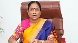 தெலங்கானா பெண் அமைச்சா் திடீா் நீக்கம்: மகளின் பேச்சால் பதவி இழந்தாா்