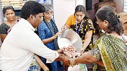 96 நியாய விலைக் கடைகளில் மலிவு விலை வெங்காய விற்பனை: காஞ்சிபுரம் ஆட்சியா் ஆய்வு