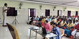 பாதிக்கப்பட்டவா்களிடம் கடுமையாக நடந்துகொள்ள கூடாது: போலீஸாருக்கு அறிவுறுத்தல்