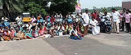 காதில் பூச்சுற்றி 
மாற்றுத்திறனாளிகள் 
நூதன ஆா்ப்பாட்டம்