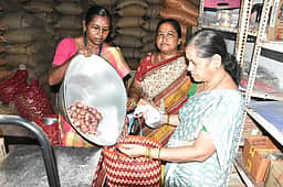 82 நியாயவிலைக் கடைகள் மூலம் 9 டன் வெங்காயம் விற்பனை
