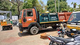 சின்னமனூா் நகராட்சியில் பழுதான குப்பை சேகரிக்கும் வாகனங்கள்