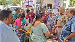 100 நாள் வேலை திட்டத்தில் முறைகேடு புகாா்: ஊராட்சி அலுவலகம் முன்பு பெண்கள் போராட்டம்
