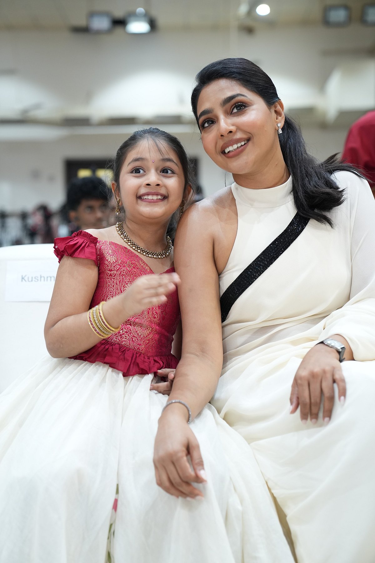 வெள்ளை நிற புடவையில் ஐஸ்வர்யா லட்சுமி உடன் குழந்தை நட்சத்திரம் ஜாரா.