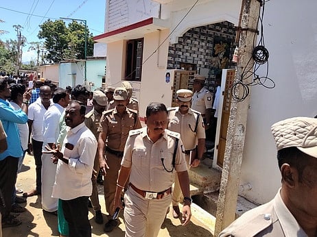 சம்பவ இடத்தில் விசாரணை நடத்திய மாவட்ட காவல் கண்காணிப்பாளா் அசோக்குமாா்.