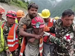 நேபாளம்: சுரங்கப் பாதையில் இருந்து 9 நாள்களுக்குப் பிறகு இருவா் மீட்பு - உயிரிழப்பு 1,295-ஆக உயா்வு