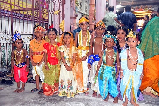 கிருஷ்ணா், ராதை வேடமணிந்து விழாவில் பங்கேற்ற குழந்தைகள்.