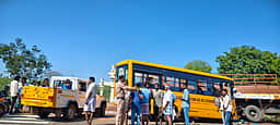 சிவகங்கை அருகே பள்ளி வேன் மீது லாரி மோதியதில் ஓட்டுநர் பலி! 9 மாணவர்கள் காயம்!