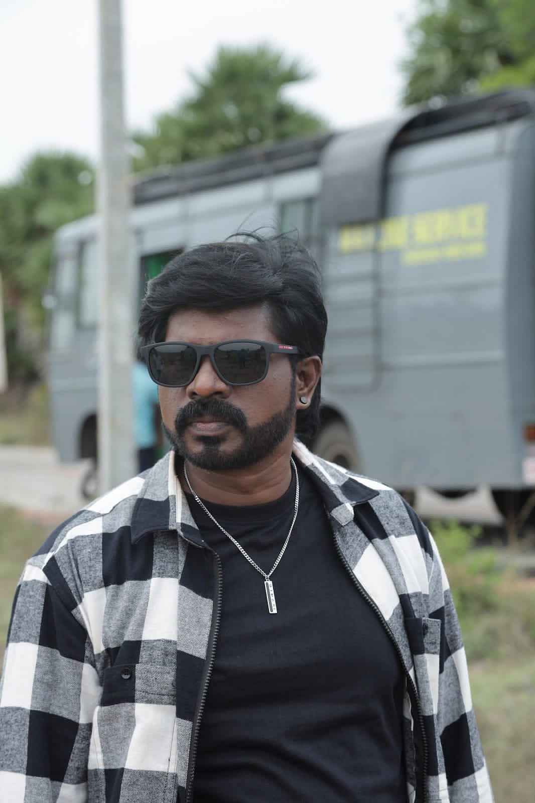 படத்தில் தக்க்ஷன் விஜய் நாயகனாகவும், அவருடன் லொள்ளு சபா ஜீவா, ஜானகி அம்மா, வனிதா விஜயகுமார், ஜி. எம். குமார், கஞ்சா கருப்பு, திவாகர், அமுதவாணன் உள்ளிட்ட பலர் முக்கிய கதாபாத்திரங்களில் நடித்துள்ளனர்.