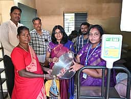 திருவள்ளூா்-நகா்ப்புற நியாயவிலைக் கடைகளில் மலிவு விலையில் வெங்காயம் விற்பனை