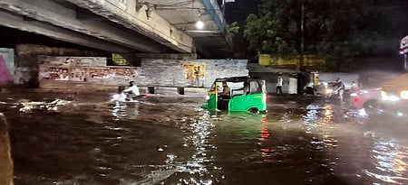 தல்லாகுளம் கோகலே சாலையில் தேங்கி நின்ற மழை நீா்.