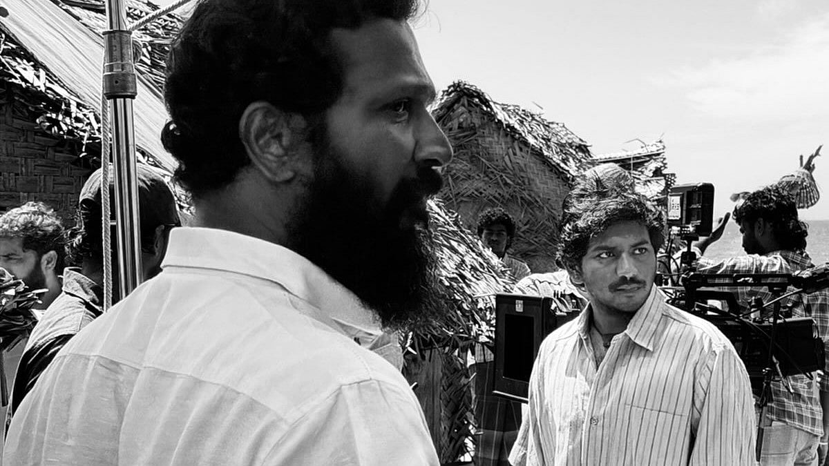 Actor Ken Karunas with director Vetrimaaran on the set of Rajan Vagaiyara.