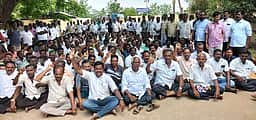 டாஸ்மாக் பணியாளா்கள் வேலைநிறுத்தம் - தா்னா
