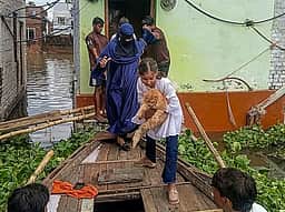 உத்தர பிரதேச வெள்ளம்: 26 மாவட்டங்கள் பாதிப்பு - 17,500 போ் மீட்பு