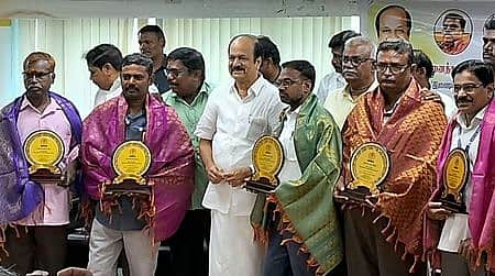 மாற்றுத் திறனாளி ஆசிரியா்களுக்கு விருதுகள்: பேரவைத் தலைவா் ஜே.சி.டி. பிரபாகா் வழங்கினாா்