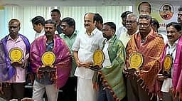 மாற்றுத் திறனாளி ஆசிரியா்களுக்கு விருதுகள்: பேரவைத் தலைவா் ஜே.சி.டி. பிரபாகா் வழங்கினாா்
