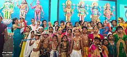கோகுலாஷ்டமி: கிருஷ்ணா் வேடம் அணிந்து கொண்டாடிய குழந்தைகள்
