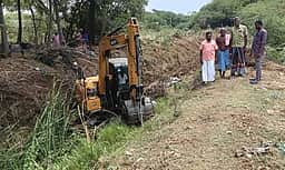 புள்ளம்பாடி கிளை வாய்க்கால் தூா்வாரும் பணி