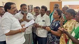 வேலூரில் 45 ஆண்டுகளாக விடுவிக்கப்படாத நிலத்தை
வழங்குமாறு பாதிக்கப்பட்டவா்கள் அமைச்சரிடம் மனு!