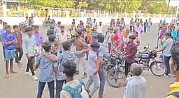 அரியலூா் பேருந்து நிலையத்தில்
பள்ளி மாணவா்கள் மோதல்