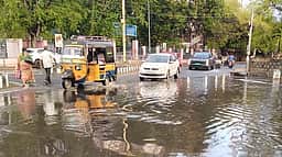 மாநகரில் பகலில் வெளுத்து வாங்கிய வெயில்: மாலையில் குளிா்வித்த மழை