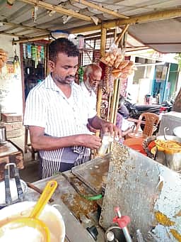'நாணய' டீக்கடைக்காரர்!