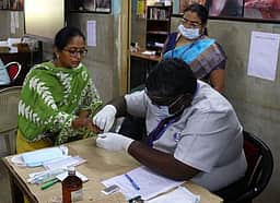 நேபாளத்தில் மாயமானவா்களின் உறவினா்கள் 23 பேரிடம்
டி.என்.ஏ. பரிசோதனைக்காக ரத்த மாதிரிகள் சேகரிப்பு