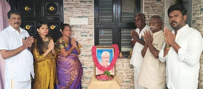 வ.உ.சி. படத்துக்கு மாலை அணிவித்து மரியாதை செலுத்திய வ.உ.சி.யின் கொள்ளுப் பேத்தி