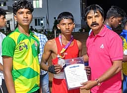 குத்துச்சண்டை போட்டியில்
இலுப்பூா் மாணவா் 3-ஆவது இடம்