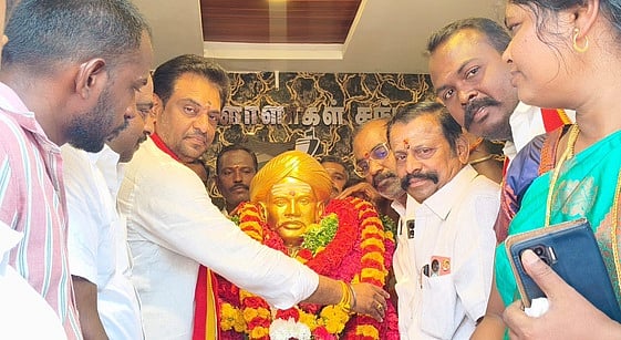 செல்வி. வ.உ.சி. சிலைக்கு மாலை அணிவித்து மரியாதை செலுத்திய தவெகவினா்.