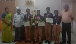 கராத்தே போட்டியில் சாதனை: பரமக்குடி லயன்ஸ் மெட்ரிக் பள்ளி மாணவா்களுக்கு பாராட்டு