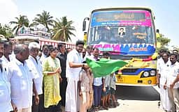 மாணவா்களுக்காக 4 புதிய வழித்தடங்களில் பேருந்து சேவை நீட்டிப்பு: அமைச்சா் தொடங்கி வைத்தாா்