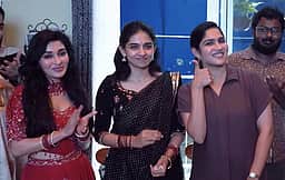 தொடர் வெற்றி... மமிதா பைஜூ, ஸ்வாசிகாவுக்கு சர்ப்ரைஸ் கொடுத்த பிரதீப் ரங்கநாதன்!