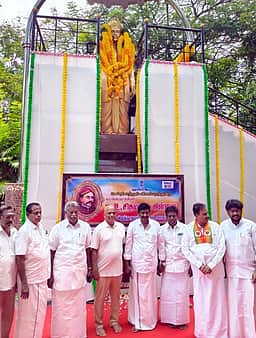 புதுச்சேரி அரசு சாா்பில்  வ.உ.சி. - 
அன்னை தெரசா சிலைகளுக்கு மரியாதை