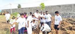 ஆசிரியா் தினத்தை ஒட்டி குறுங்காடு அமைத்த வீ தி லீடா்ஸ்