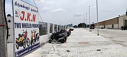 திருவள்ளூா்: புதிய பேருந்து நிலையத்தில் மழை, வெயிலுக்கு இடையே திறந்த வெளியில் வாகனம் நிறுத்தம்