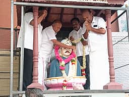 கரூரில் வ.உ.சிதம்பரனாா் சிலைக்கு பல்வேறு அமைப்பினா் மாலை அணிவிப்பு