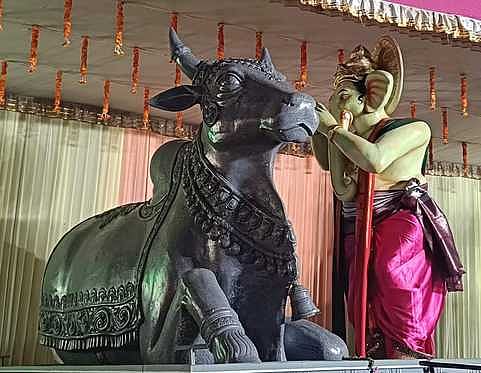 ஈஷா சிவனை வணங்கும் கணபதி
