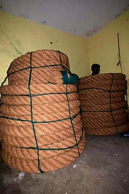 குன்றக்குடி சண்முகநாதா் கோயில்
தேருக்கு வடக் கயிறுகள் தயாரிப்பு